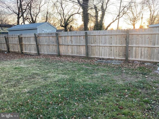 view of yard at dusk