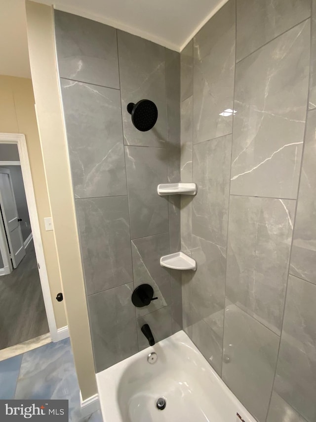 bathroom with tiled shower / bath combo