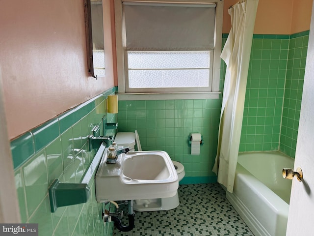 full bathroom with shower / bathtub combination with curtain, toilet, sink, and tile walls