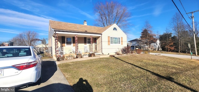 view of front facade featuring a porch and a front lawn