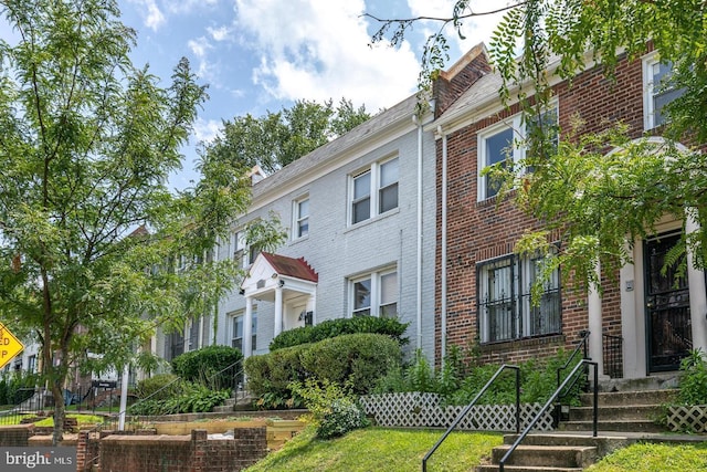 multi unit property featuring a front yard