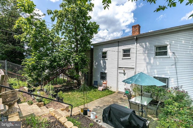 view of yard featuring a patio area