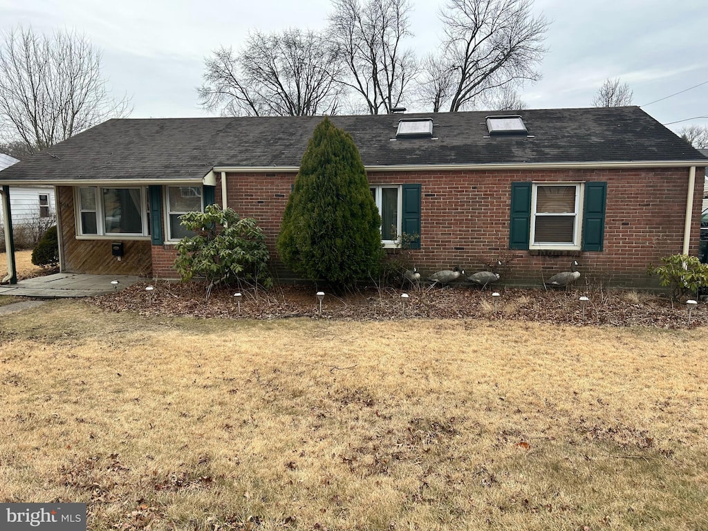 ranch-style home with a front lawn