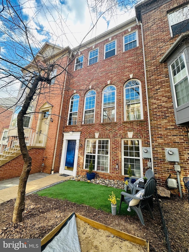 view of front facade featuring brick siding