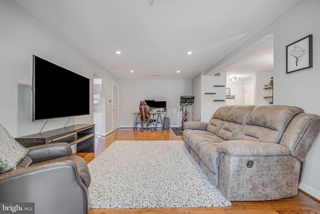 living area featuring recessed lighting, baseboards, visible vents, and light wood finished floors