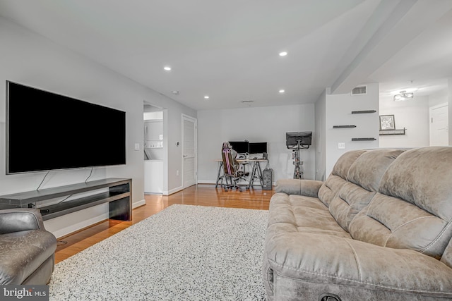 living room featuring recessed lighting, visible vents, baseboards, and wood finished floors