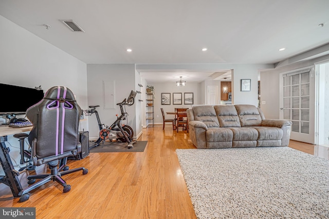 living area with light wood finished floors, baseboards, visible vents, and recessed lighting