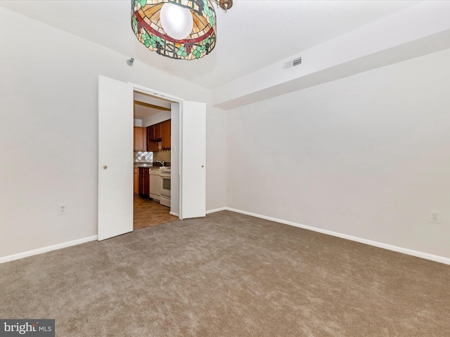 unfurnished room featuring carpet floors