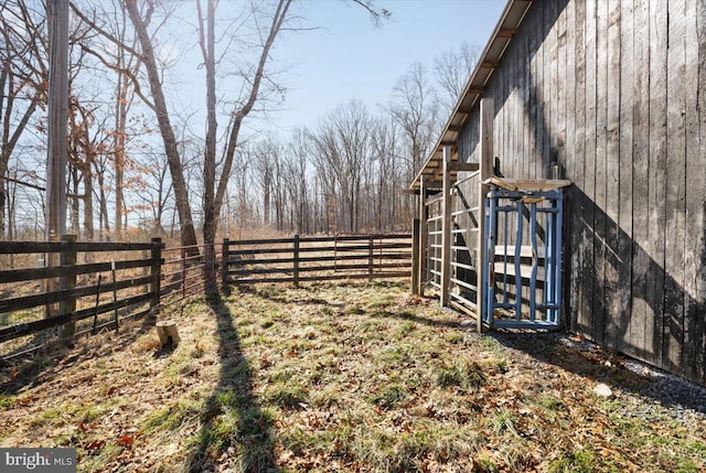 view of yard featuring an outdoor structure