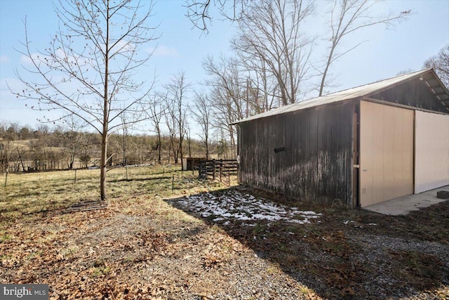 view of yard featuring an outbuilding