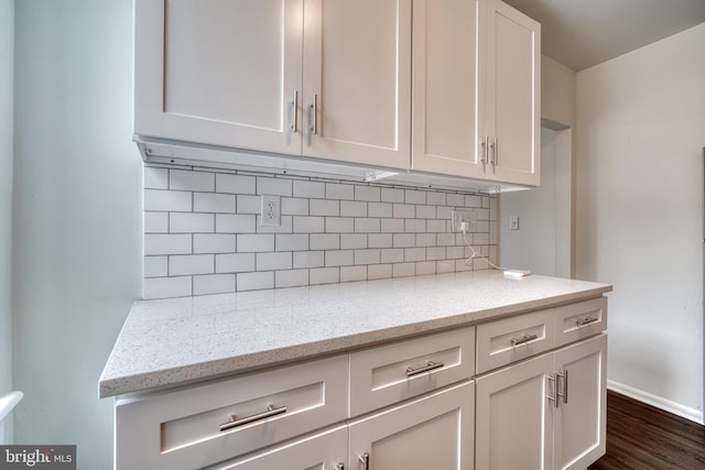 details with baseboards, backsplash, and wood finished floors