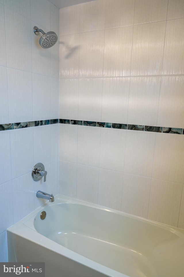 bathroom with tiled shower / bath