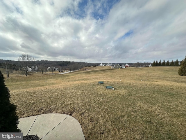 view of yard featuring a rural view