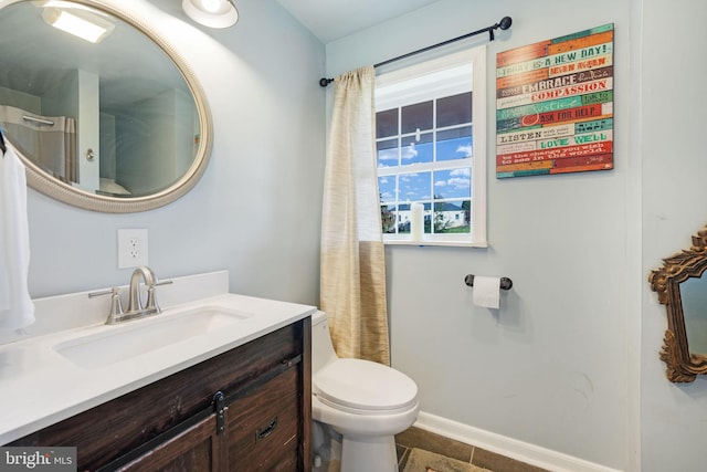 bathroom with a shower with shower curtain, baseboards, vanity, and toilet