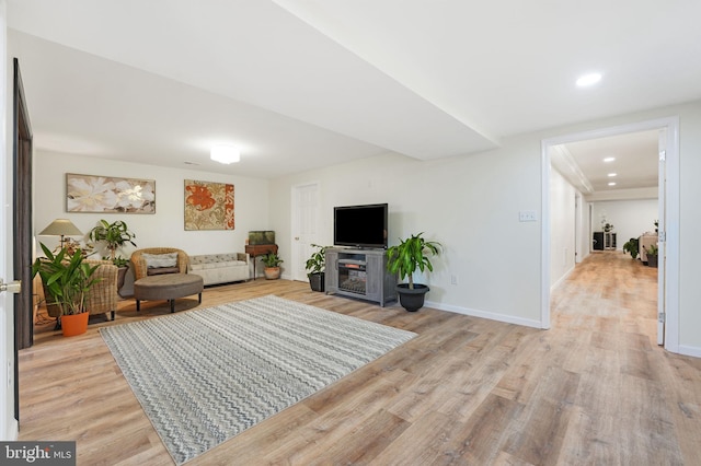 living area with recessed lighting, light wood-type flooring, and baseboards