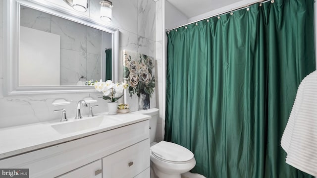 full bath featuring vanity, toilet, and a shower with curtain