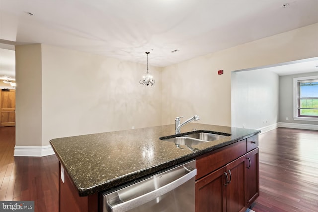 kitchen with stainless steel dishwasher, a sink, a center island with sink, dark wood finished floors, and baseboards