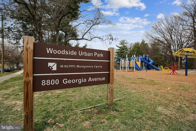 community sign with a yard