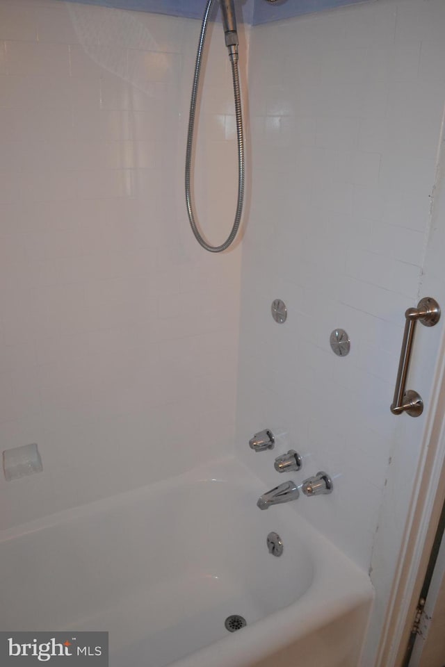 bathroom with tiled shower / bath