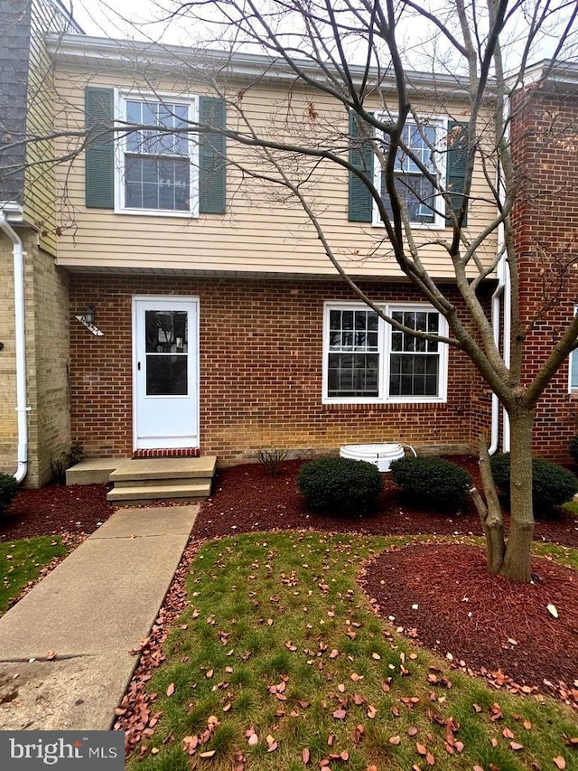 view of front of house featuring a front lawn