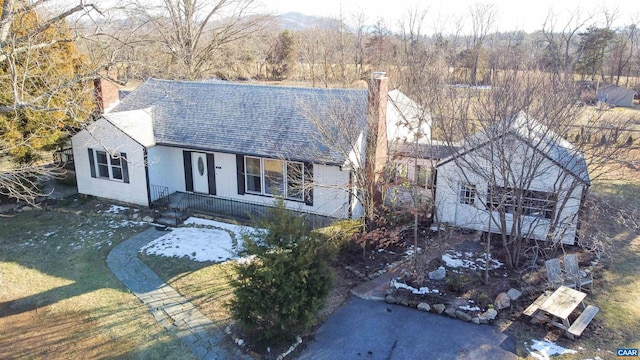 view of front of property featuring a front lawn