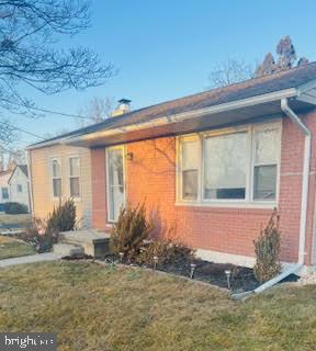 view of front of home featuring a front yard