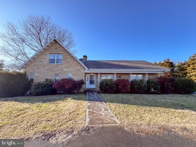 view of front of house with a front yard