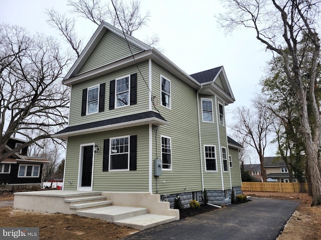 view of front property