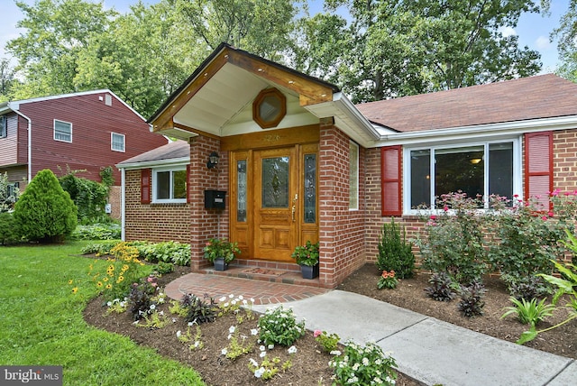 view of front of house featuring a front yard