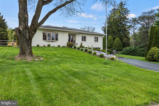 view of front of house featuring a front yard