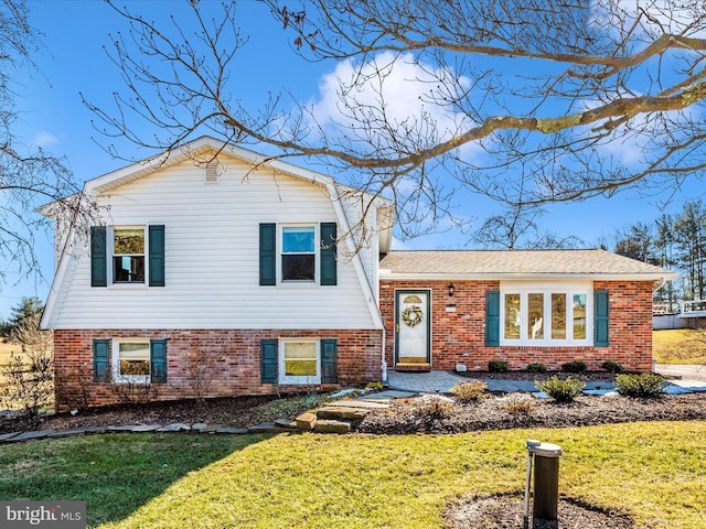 tri-level home featuring a front lawn