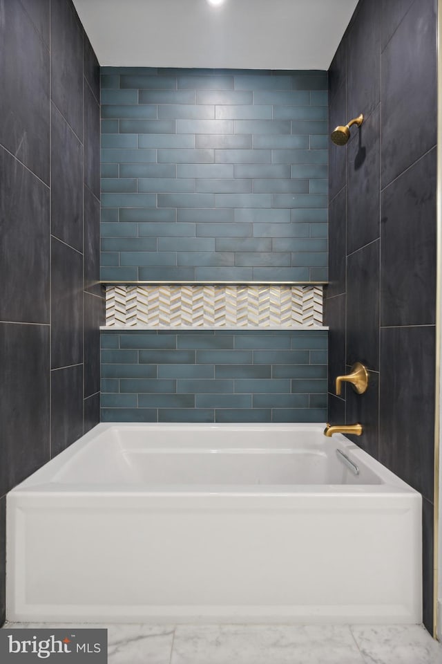 bathroom with tiled shower / bath combo