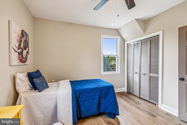 bedroom featuring light hardwood / wood-style flooring, ceiling fan, and a closet