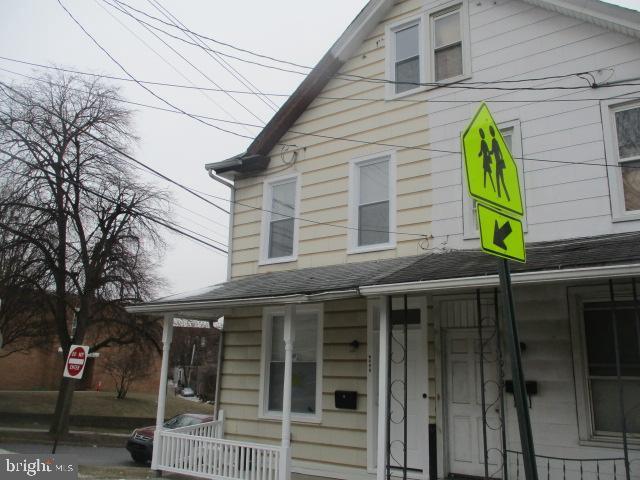 view of front of property with a shingled roof