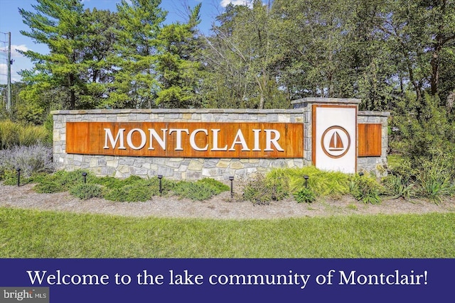 community sign featuring a yard