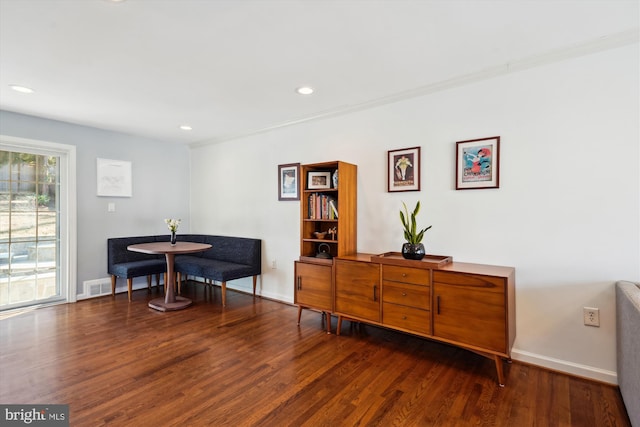 sitting room with recessed lighting, baseboards, and wood finished floors