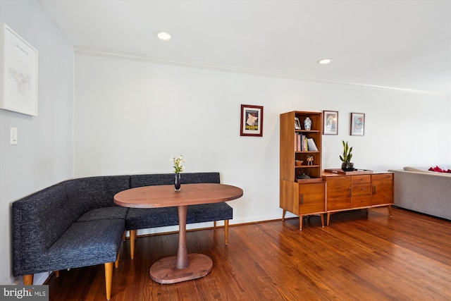 living area featuring recessed lighting, crown molding, baseboards, and wood finished floors