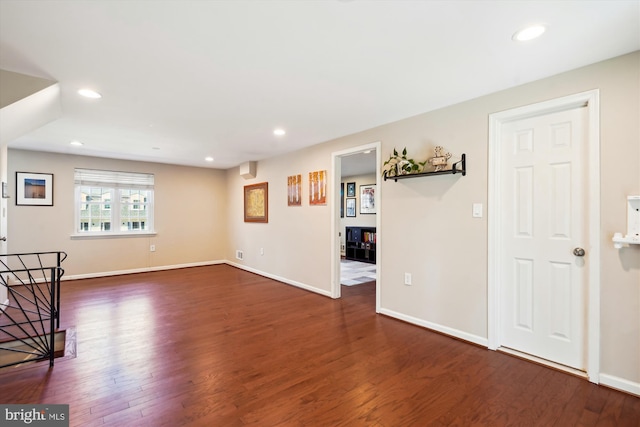 living room featuring recessed lighting, dark wood-style flooring, and baseboards