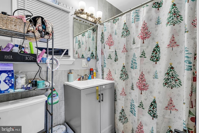 15 White St, Paterson, NJ 07522 - bathroom with vanity, toilet, and a shower with shower curtain