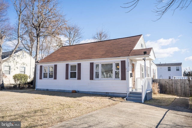 view of front of home featuring a front lawn