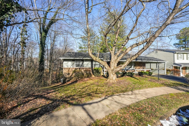 view of front of home featuring a front yard