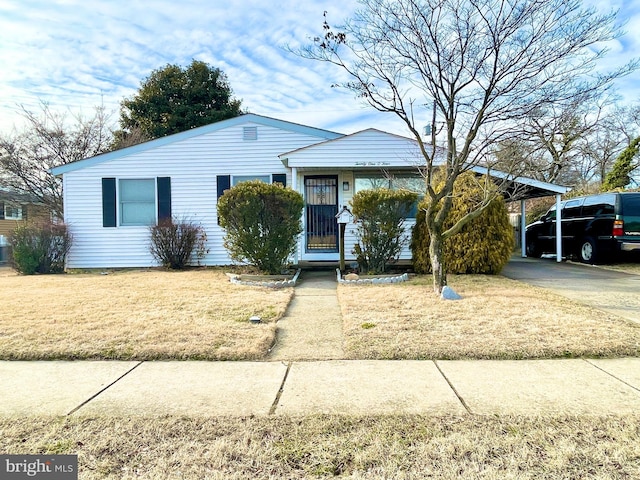 view of front of property featuring a carport and a front lawn