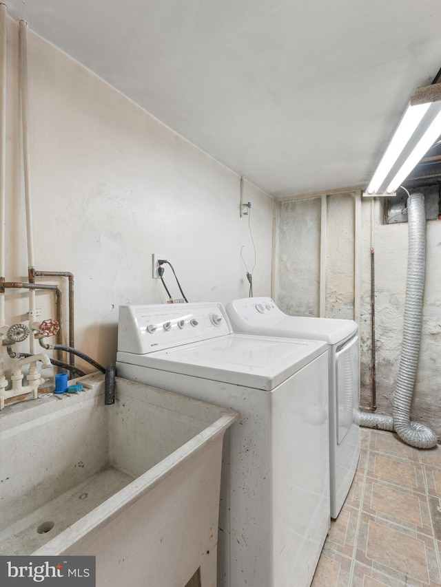 laundry area with sink and washing machine and dryer