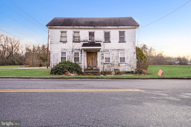 view of front of property with a yard