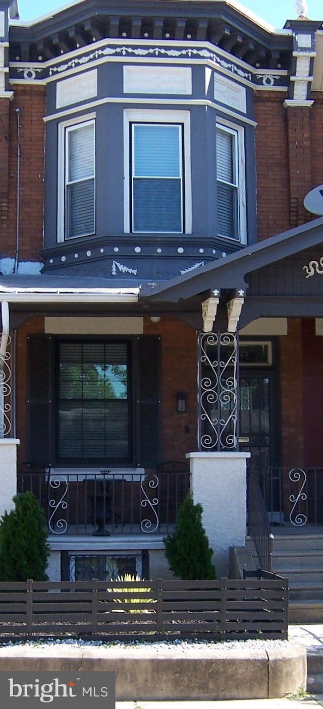 property entrance featuring a porch