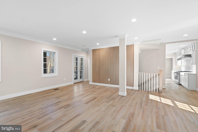 unfurnished room featuring recessed lighting, visible vents, light wood-style floors, ornamental molding, and baseboards