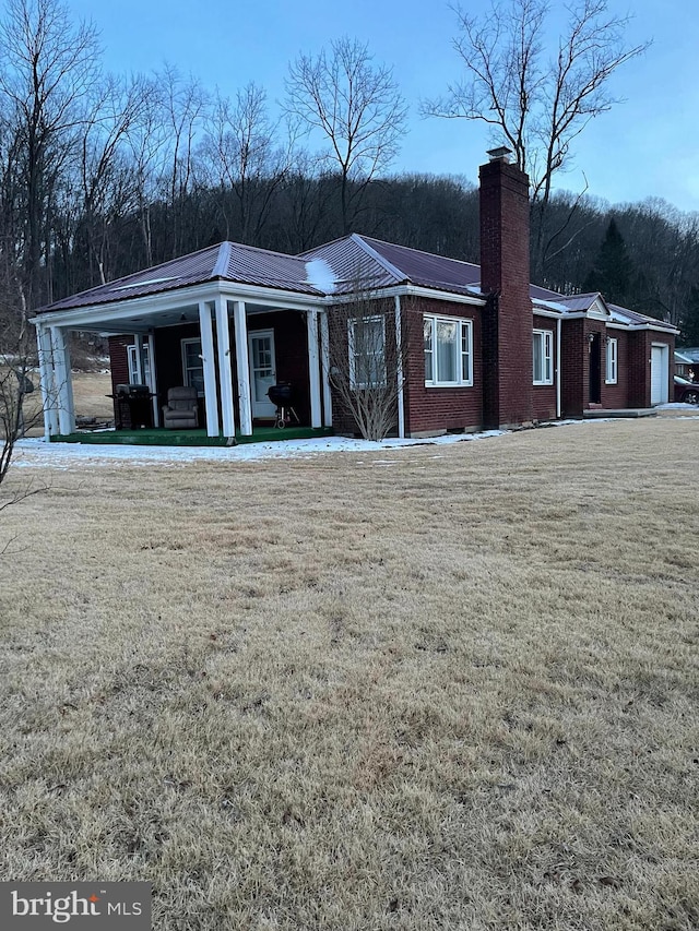 view of front of house with a porch and a front lawn