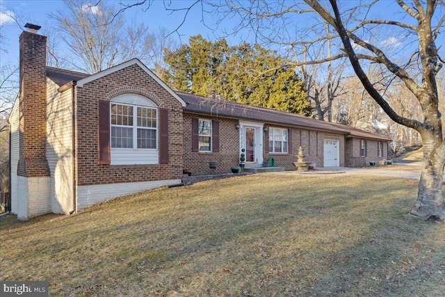 single story home featuring a front lawn