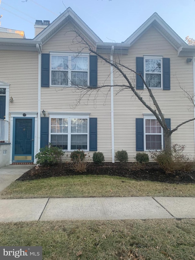 view of front of house featuring a front yard