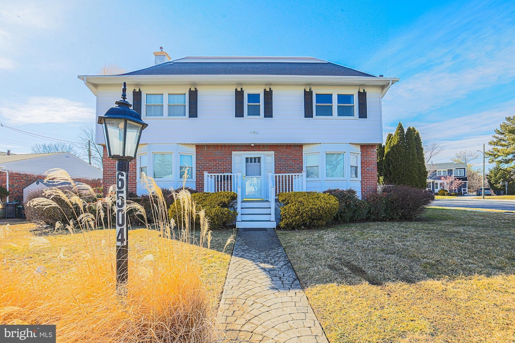 view of front of property with a front lawn